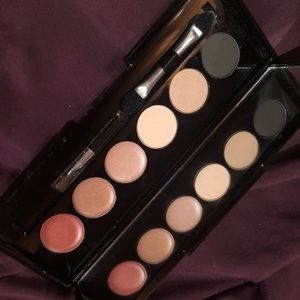 Eyeshadow and lip gloss pallet